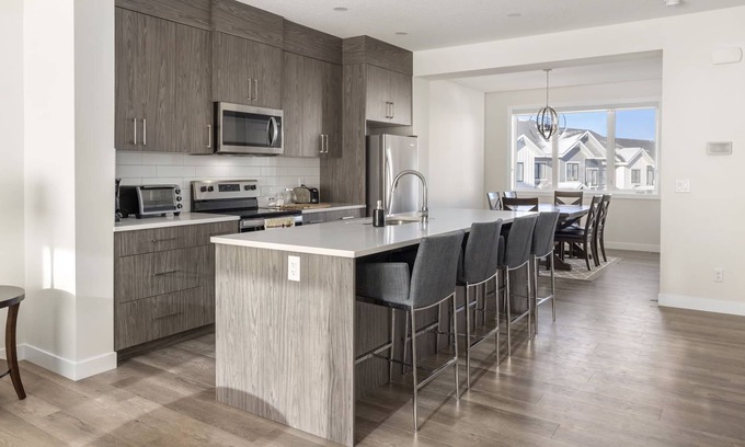 Calgary House | Modern and Luxurious Entire 3 Bedroom + 2 Bath