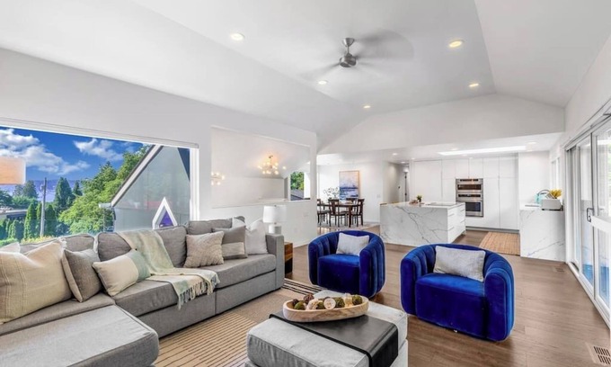 Sammamish House | Modern and Relaxing Lake Sammamish View House