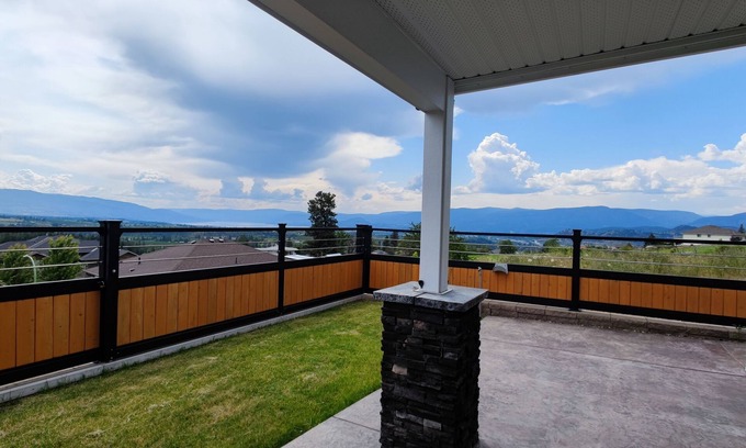 Black Mountain House | Modern and spacious 2 beds and 2 baths suite with fantastic view for 1-5 guests