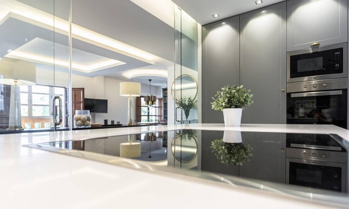 Santa Cruz Apartment | Modern and stylish 2 bedroom apartment in the heart of Sevillas center.