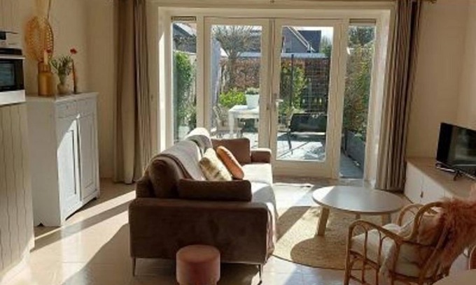 Dirkshorn House | Modern and tastefully furnished holiday home for 4 people, free WiFi, ideal base for many trips in the area