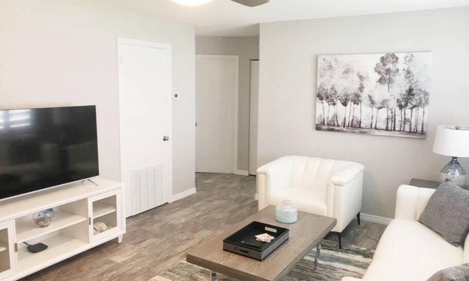 Solana Apartment | Modern Apartment - 1 of 4