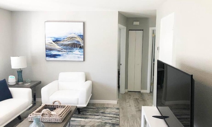 Solana Apartment | Modern Apartment - 2 of 4