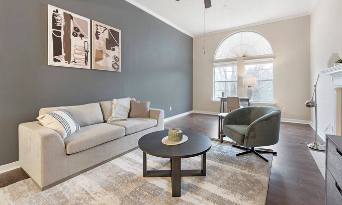 Germantown Apartment | Modern Apartment in Prime Location (ID3244X73)