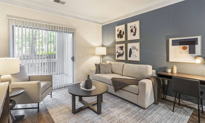 Greenbrier East Apartment | Modern Apartment in Prime Location (ID1169X399)