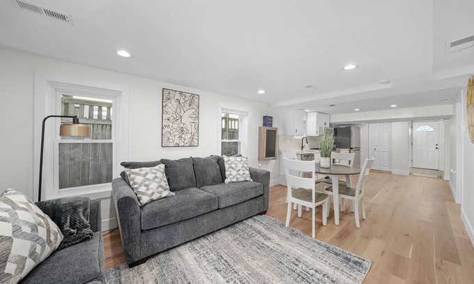 Forest Park Apartment | Modern apartment in great central location!