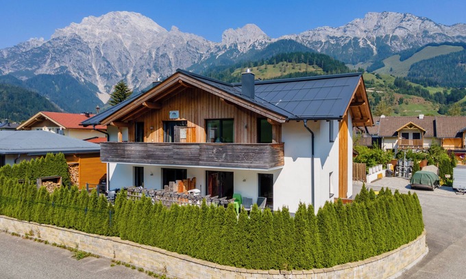 Leogang Apartment | Modern apartment with a balcony and nice views