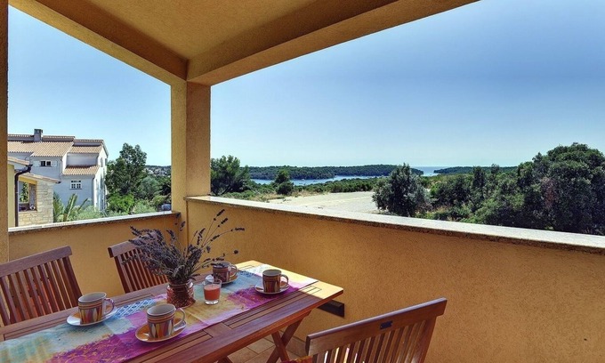 Vinkuran Apartment | Modern apartment with access to balcony including sea view