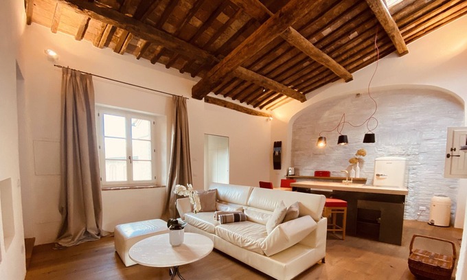 San Quirico d'Orcia Apartment | modern apartment with Romanesque patio