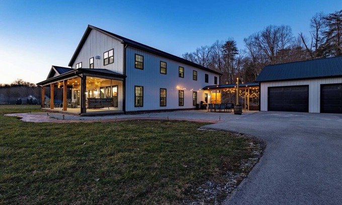 Clay City House | Modern Barndo/Hot Tub/Fire Pit/Rec Room/20min RRG