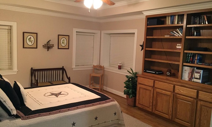 Burton House | Modern Barndominium on 20 quiet acres 10 miles from Round Top Antique Fair