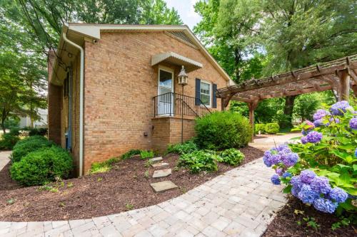 Greensboro Apartment | Modern Basement Suite, 2BR Sofa Bed, Parking