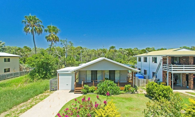 Kinka Beach House | Modern Beach House in A Quiet Location