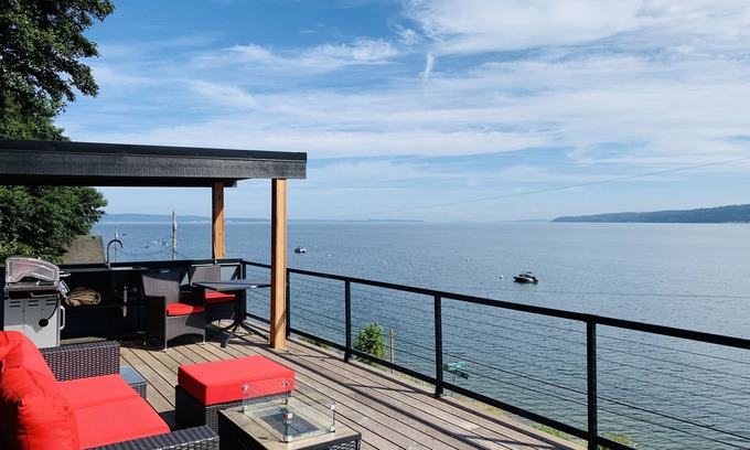 Camano Island House | Modern beachfront getaway w/hot tub and rooftop deck