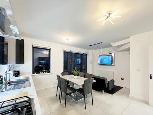 Coulsdon West House | Modern Beautiful 5 bed -Sleeps 13 - Free Parking