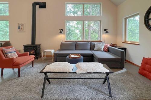 Leavenworth House | Modern Beaver Valley Cabin with Hot Tub and Games!