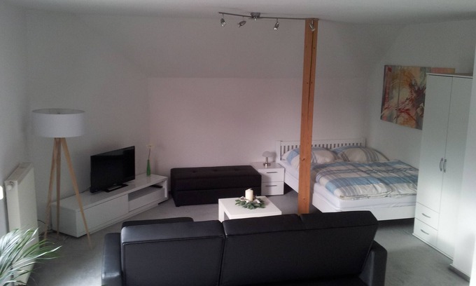 Kornhochheim Apartment | Modern, bright apartment with a view of the Wachsenburg on the Erfurter Kreuz/A4!