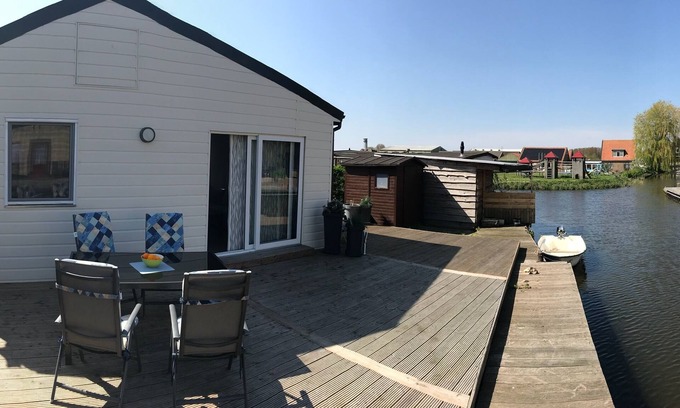 Onderdijk House | Modern, bright vacation home with lots of sun and its own jetty
