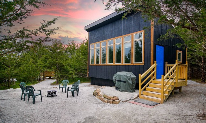 Ashland Cabin | Modern Cabin. Communal Sleeping - 2 Queen Beds + Full Trundle. Pet Friendly!