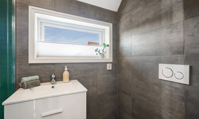 Steinsland Cabin | Modern cabin with beach, boat, sauna and spa nearby