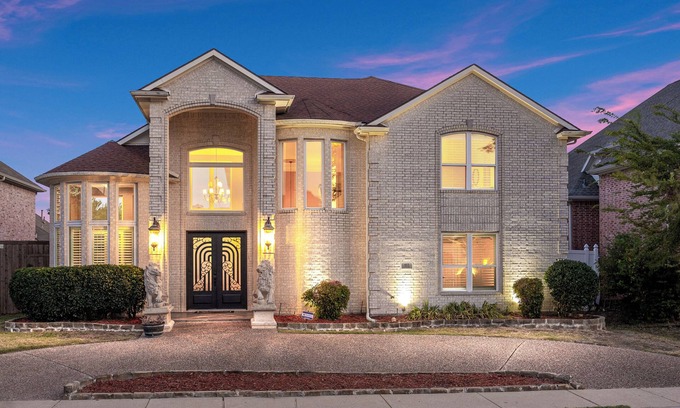 Richardson House | Modern Castle w/Pool + Spa + 3 Gamerooms!