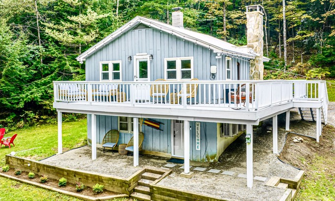 Chester Ski Chalet | Modern Chalet w/Serene Views and Jacuzzi Hot Tub- 15 Minutes to Okemo Mountain