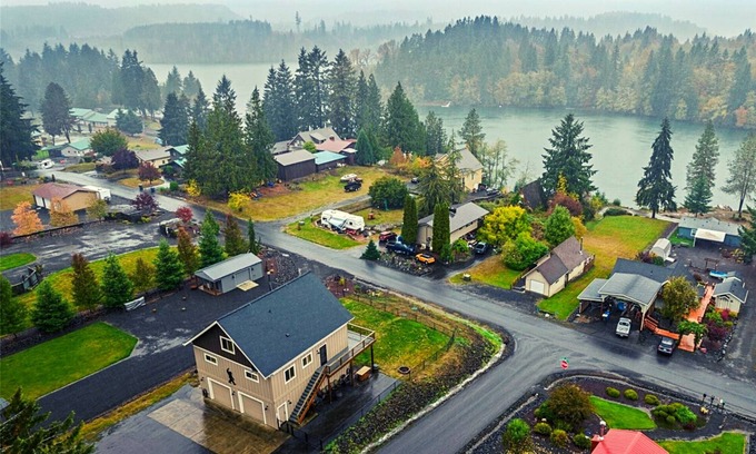 Mayfield House | Modern Chalet with Lake Views in Marina Area