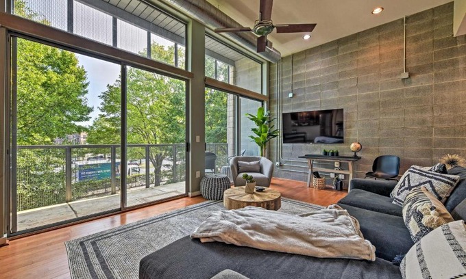 Commonwealth Apartment | Modern Charlotte Condo 2 Miles to Downtown!