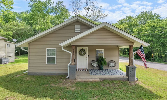 Benton House | Modern Charming 3BR/2BA Home. Walking distance to Downtown Benton & Tyndall Park
