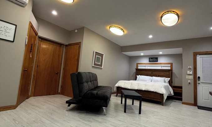 Cookeville House | Modern clean fresh studio in enchanting Cookeville with WiFi and private parking