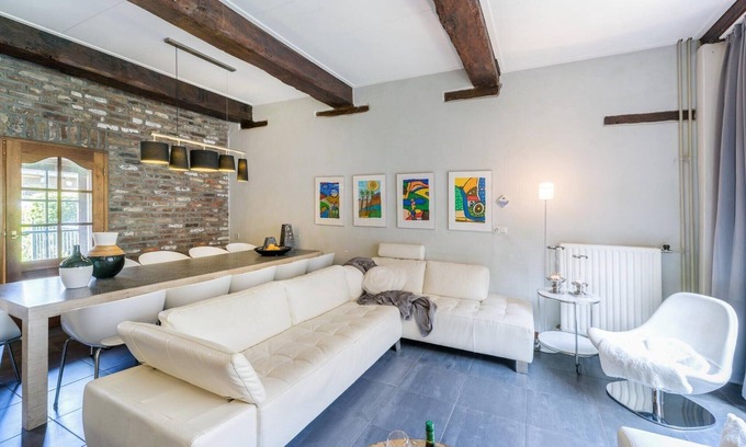 Mesch Apartment | Modern Comfort in a Central Spot