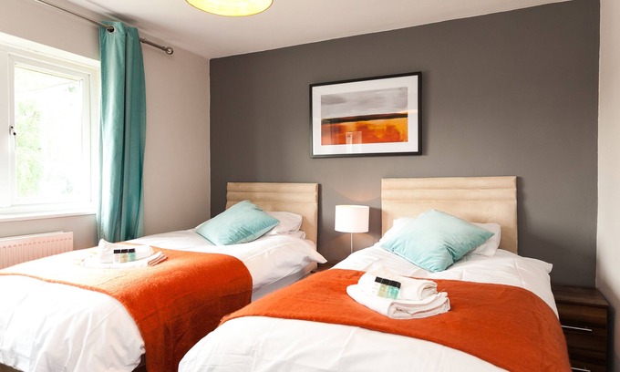 Crawley House | Modern Comfortable and stylish 4 bedroom house very close to Gatwick