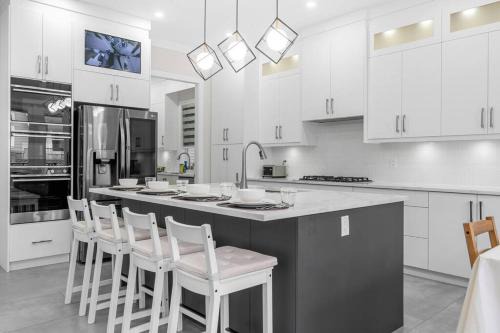 Willoughby House | Modern Comfortable Charming Retreat