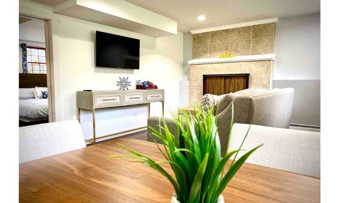 Plato Center House | Modern-comfortable-private suite Beautiful Dundee