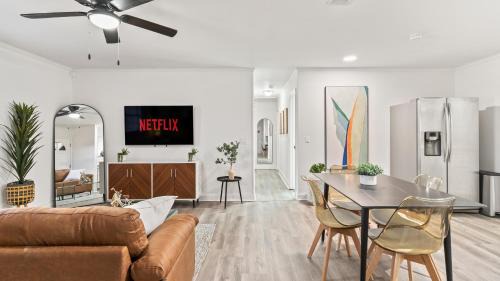 Fortson House | Modern & Comfy ~ 15mins to Downtown ~ Queen Beds!