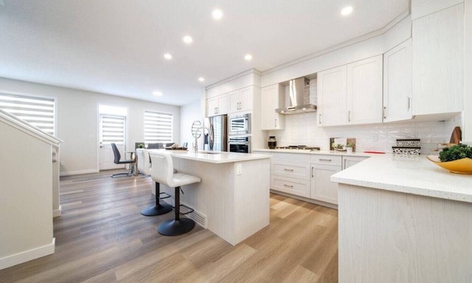 Southwest Edmonton House | Modern & Comfy ~ 25min to City ~ King & Queen Beds