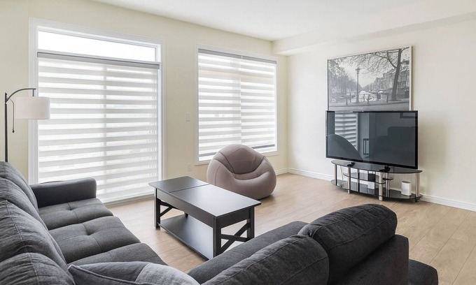 Alcona House | Modern & Comfy 2BR Townhome—Mins to Innisfil Beach Park & Friday Harbour Resort!