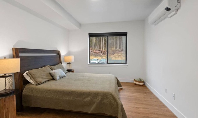 Mendenhall Valley Apartment | Modern Condo with Incredible Mountain Backdrop 207