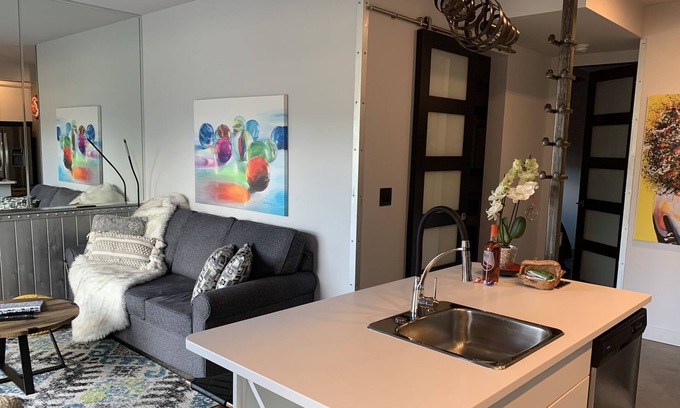 Kamloops Bed & Breakfast | Modern contemporary suite