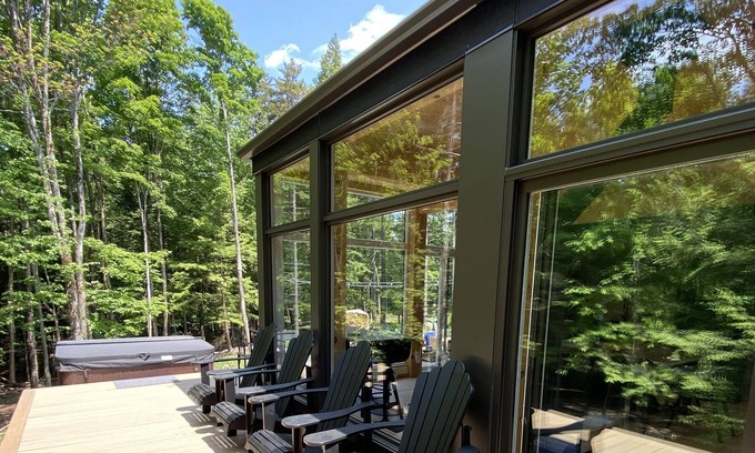 Sutton Ski Chalet | Modern Cosy-Chic Chalet with Spa in Nature