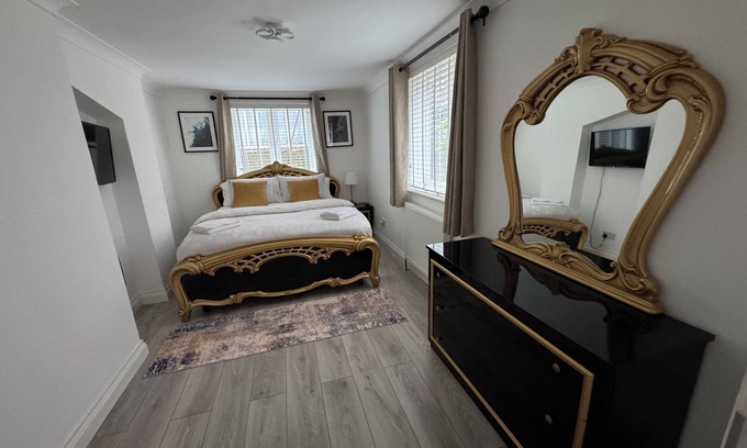 Kensal Green Apartment | Modern Cosy London 2-Bed Ground Floor Flat Sleeps up to 5