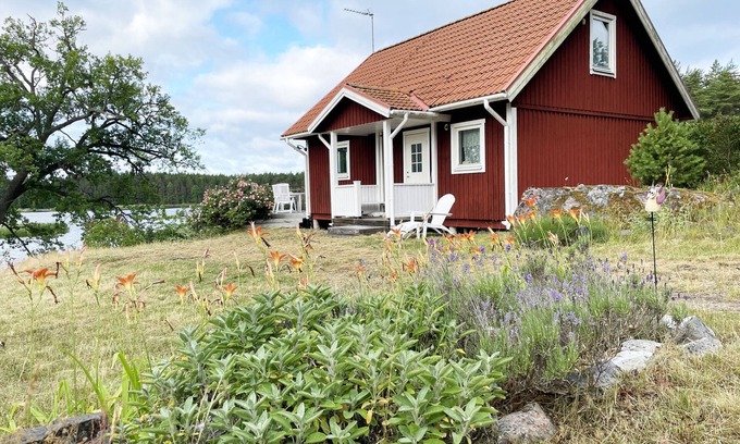 Loftahammar House | Modern Cottage with Lakeside Location and Idyllic Setting near Loftahammar | SE05084