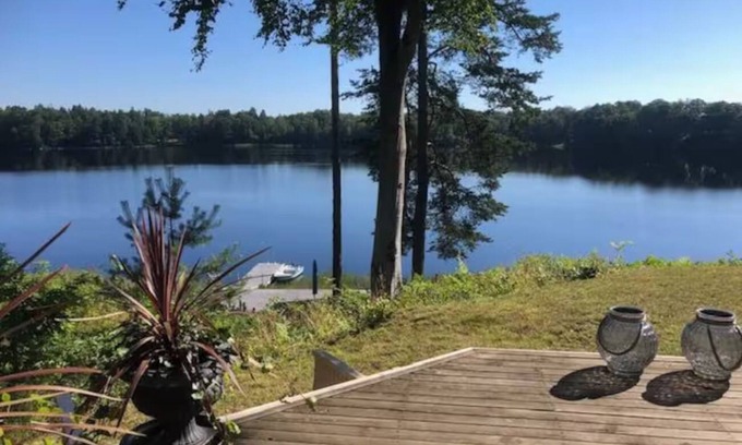 Vittsjo Cabin | Modern cottage with lake view