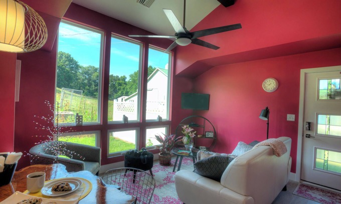 Columbia Cottage | Modern country cottage that is dog friendly with a fenced-in yard.