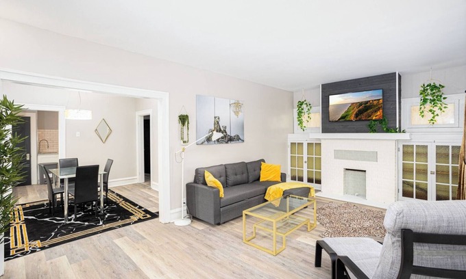 Columbus House | Modern Cozy 2 BR Near Downtown and Children's Hospital