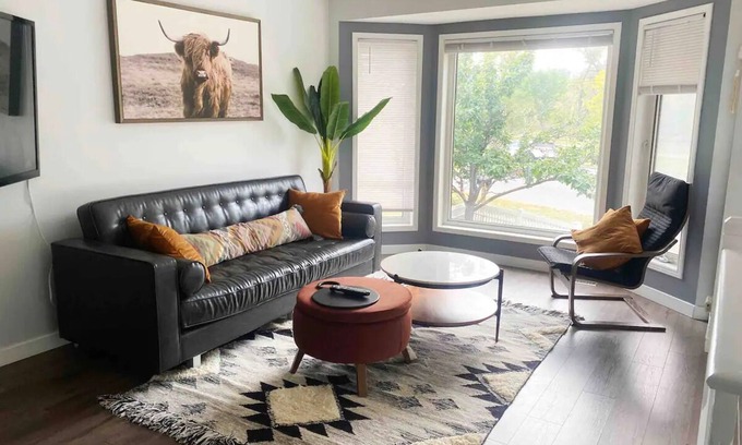 Northwest Calgary House | Modern Cozy Home Next To River Pathways & Downtown