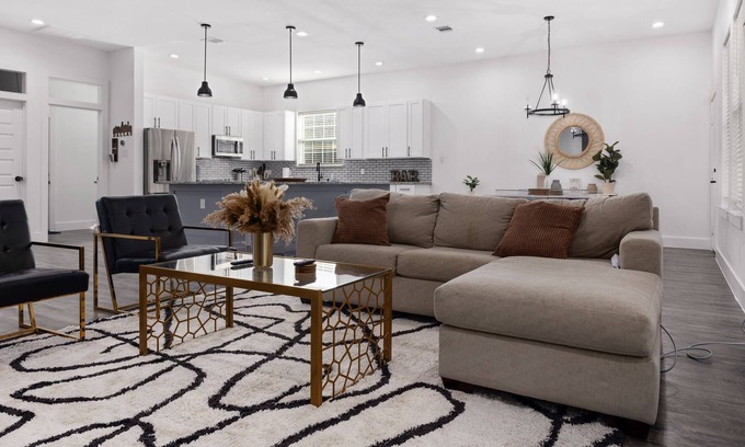 DeSoto House | Modern, Cozy, Luxe, Near I-35,15-min from Downtown