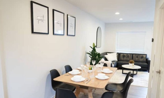 Everett House | Modern&Cozy townhome w/Cent. AC