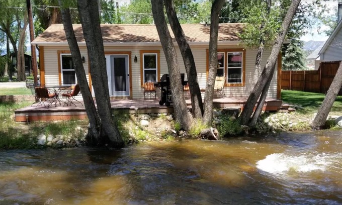 Buena Vista House | Modern Creekside Cottage