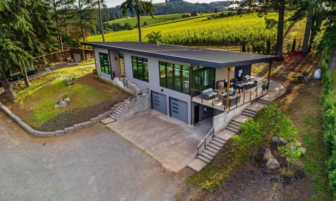 Dundee Villa | Modern Custom Wine Country Villa, Epic Views, Huge Decks, Hot Tub, Ping Pong, Fire Pit & Fire Table